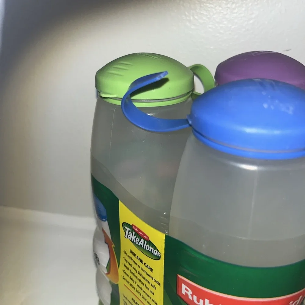 2003 RUBBERMAID Take Along 17 oz Sport‎ Bottles w/ Strap Cap One Cap Damaged